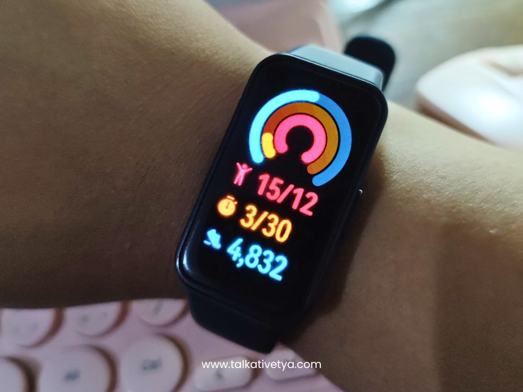 Menggunakan smartwatch untuk mengecek aktivitas fisik harian