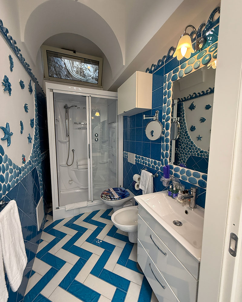 authentic hotel amalfi coast Villa Maria Pia Praiano bathroom