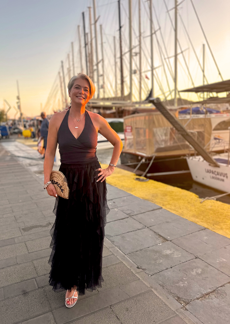 Midlifechic-Bodrum-harbour Nikki Garnett, holiday evening outfit ideas