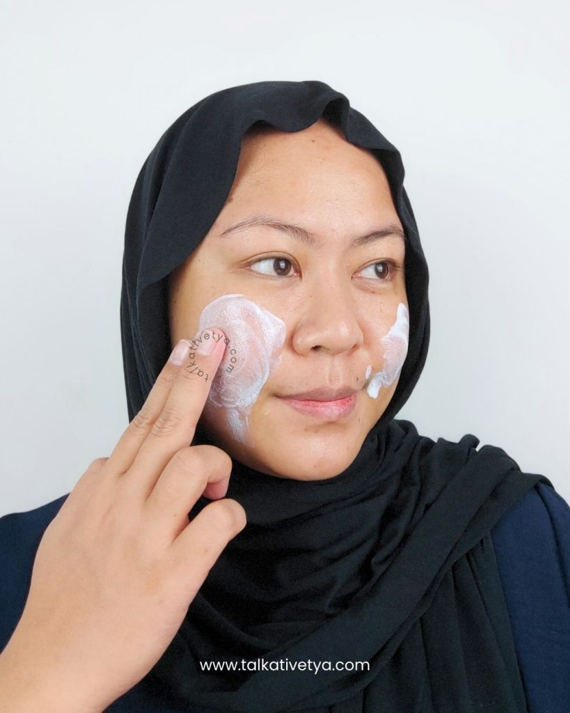 Tekstur sunscreen cepat meresap dan tidak lengket di kulit