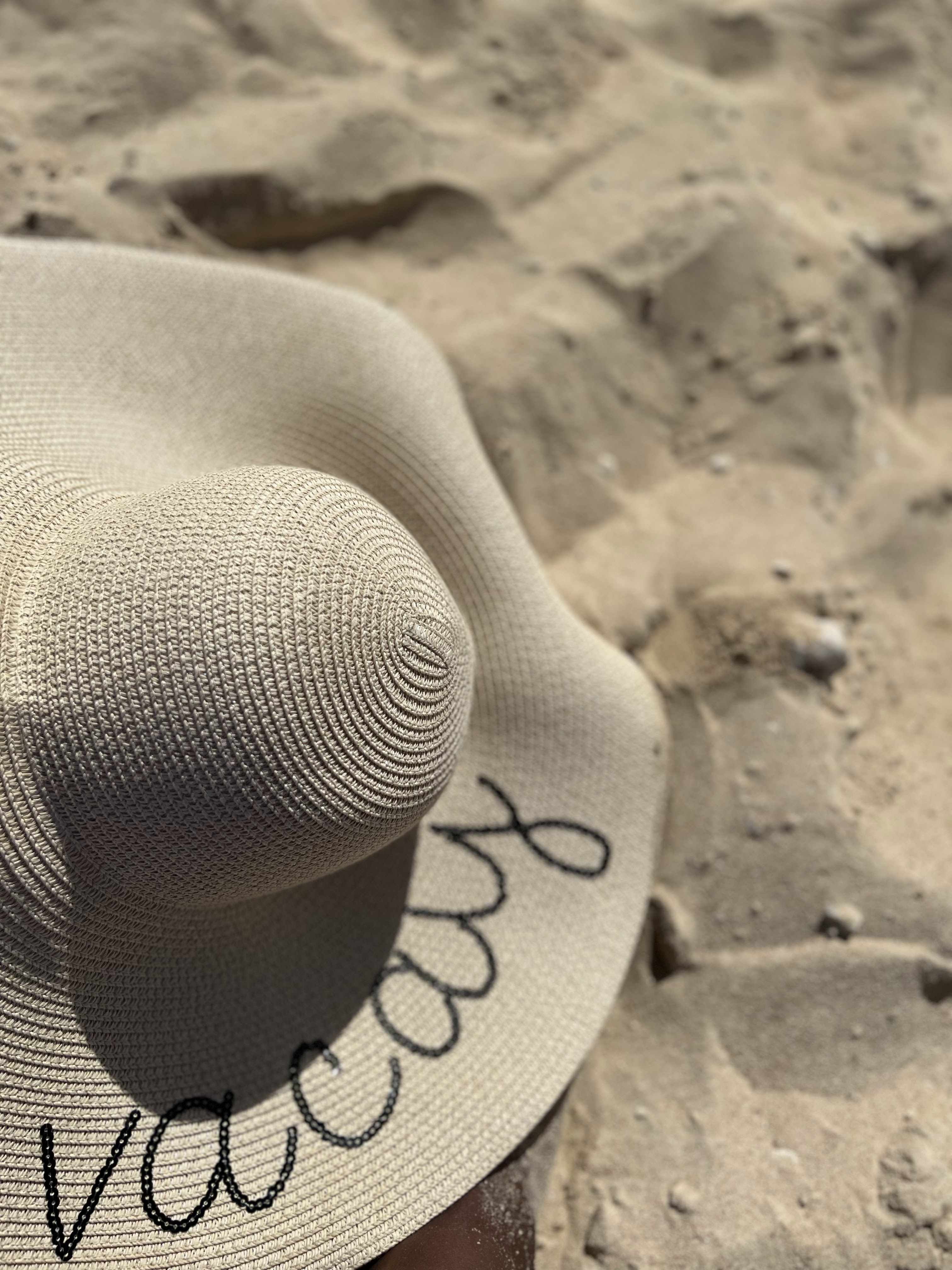ASOS summer hat, vacay, top black blogger, hat on sand beach